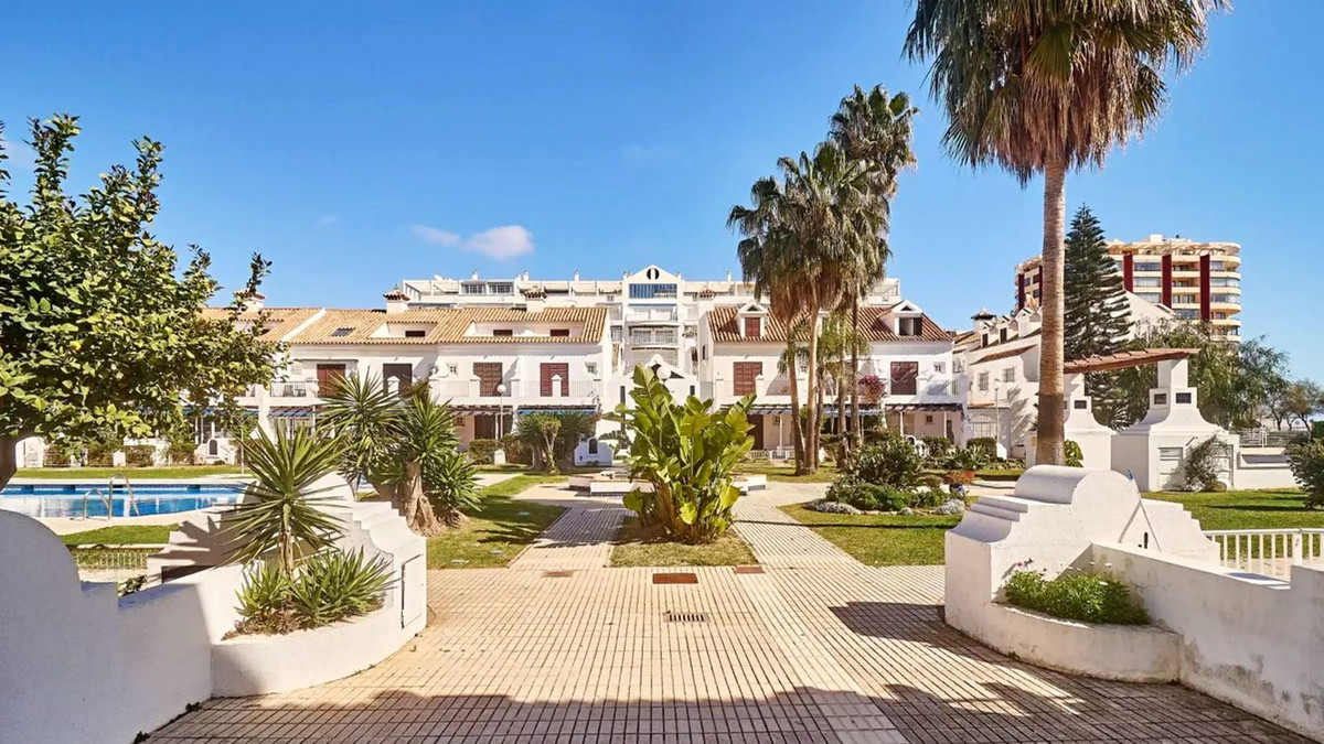3 Bed Apartment for sale in Fuengirola Costa Del Sol, Málaga, Spain
