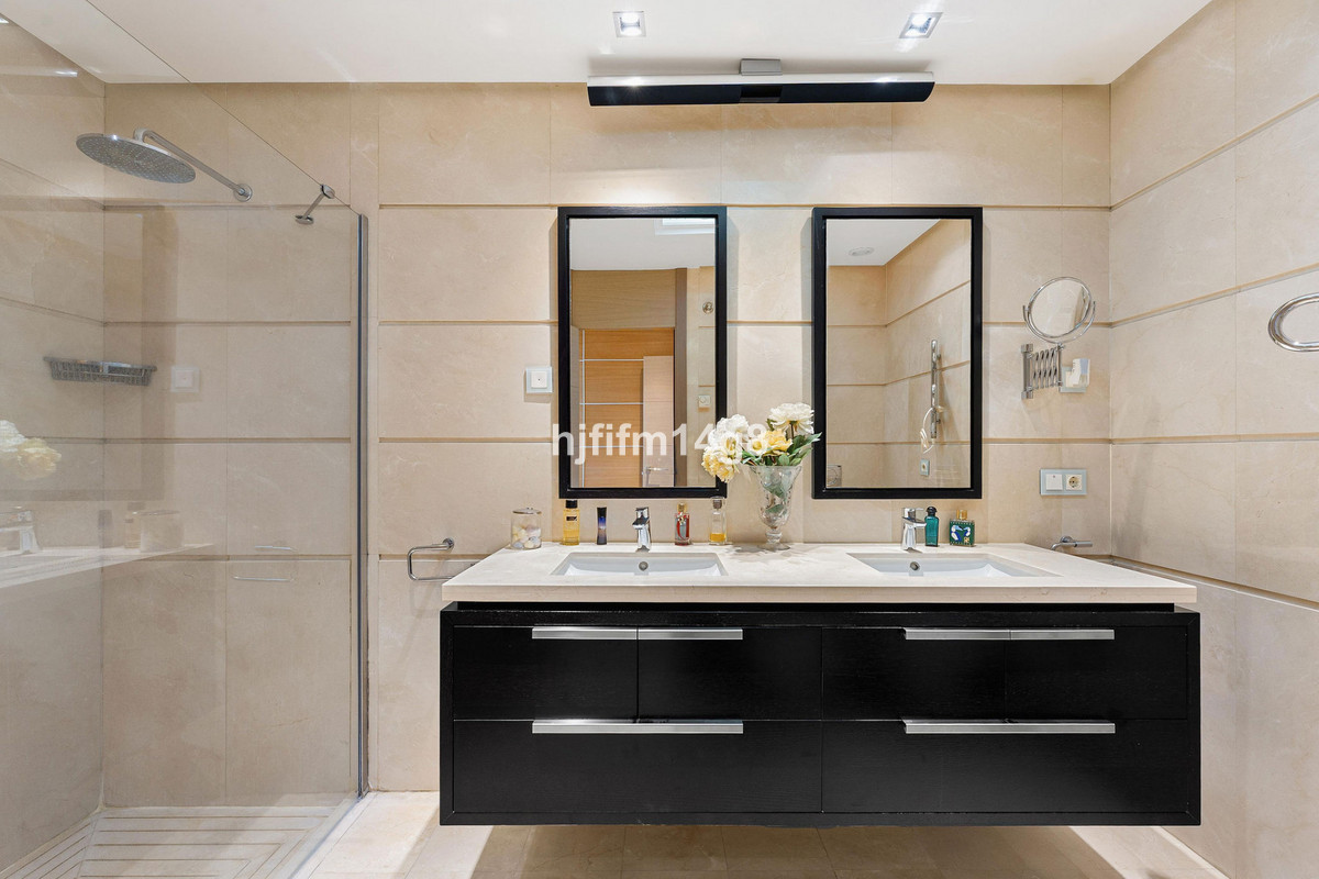 2 Bed Apartment for sale in Benahavís Costa Del Sol, Málaga, Spain