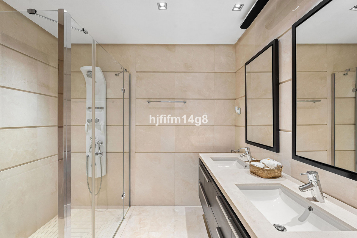 2 Bed Apartment for sale in Benahavís Costa Del Sol, Málaga, Spain