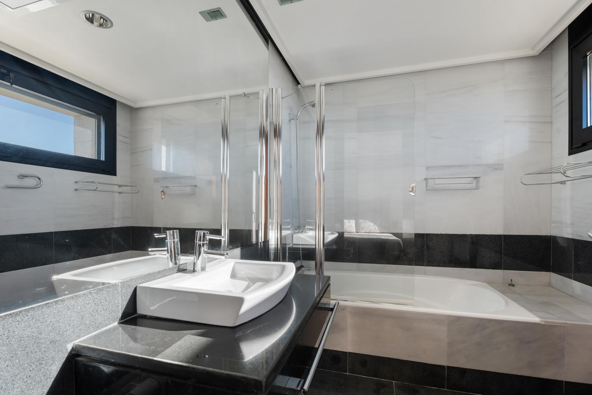 Se vende Villa - Chalet de 5 dormitorios en Costa Del Sol, Málaga, España