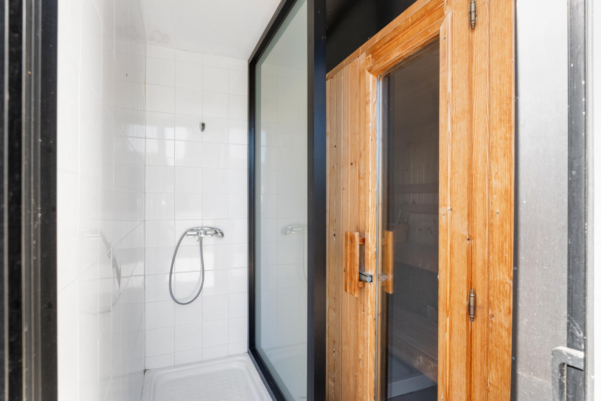 Se vende Villa - Chalet de 5 dormitorios en Costa Del Sol, Málaga, España