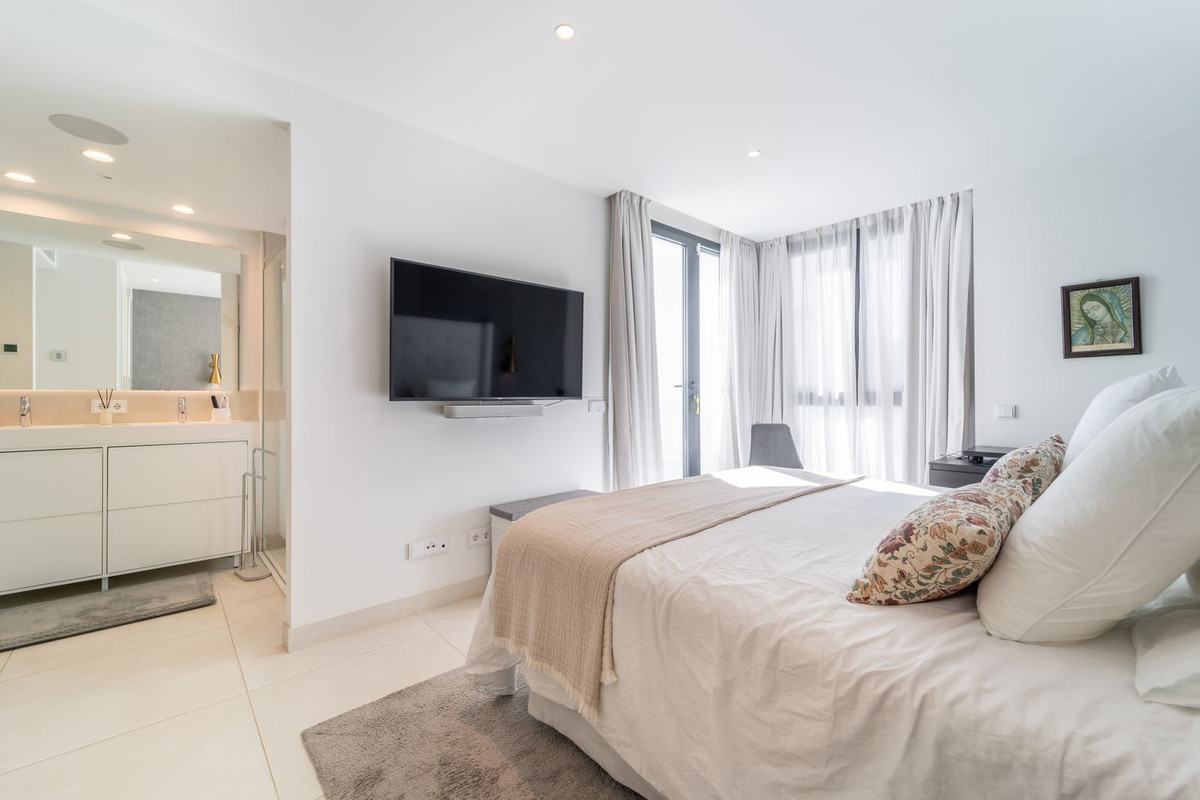 3 Bed Apartment for sale in Fuengirola Costa Del Sol, Málaga, Spain