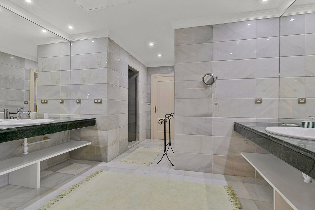 Se vende Villa - Chalet de 5 dormitorios en Costa Del Sol, Málaga, España