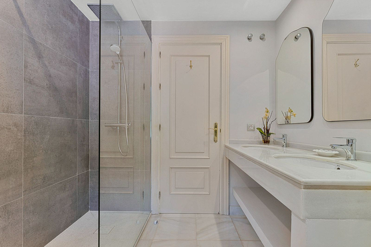 Se vende Villa - Chalet de 5 dormitorios en Costa Del Sol, Málaga, España