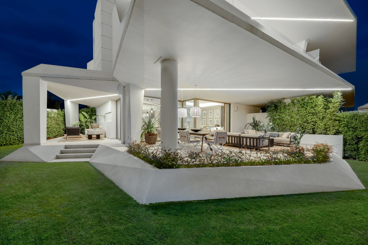 4 Bed Townhouse for sale in Nueva Andalucía Costa Del Sol, Málaga, Spain