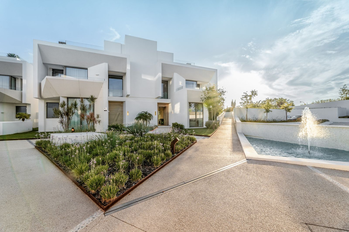4 Bed Townhouse for sale in Nueva Andalucía Costa Del Sol, Málaga, Spain