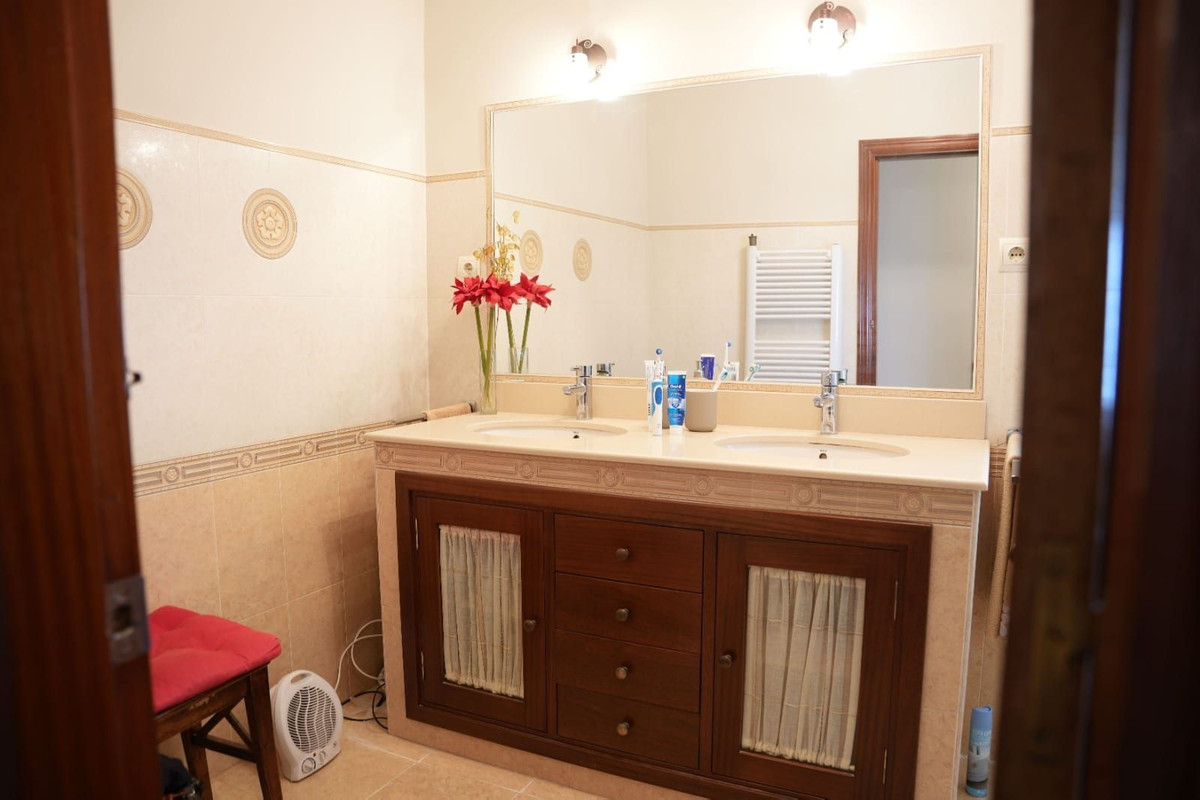 5 Bed Townhouse for sale in Arroyo De La Miel Costa Del Sol, Málaga, Spain