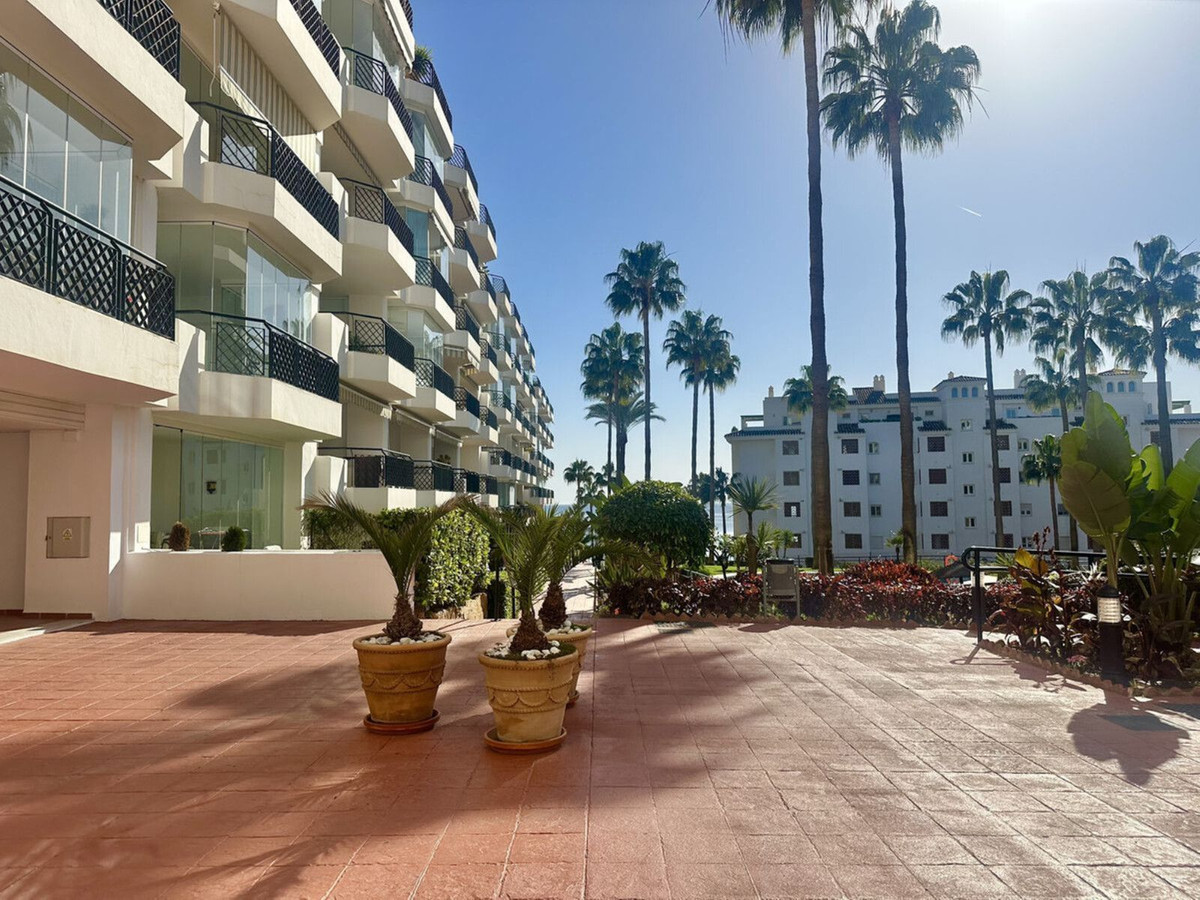 2 Bed Apartment for sale in Calahonda Costa Del Sol, Málaga, Spain