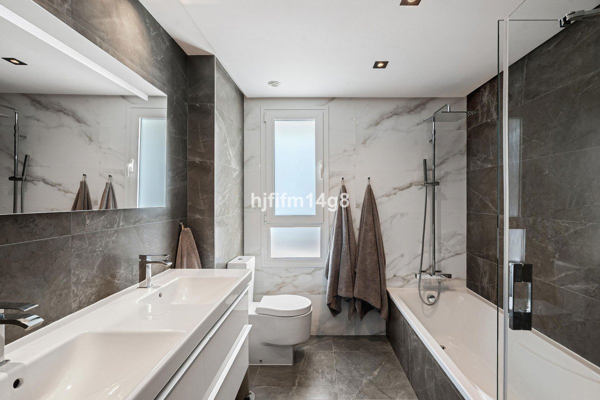 3 Bed Apartment for sale in La Quinta Costa Del Sol, Málaga, Spain
