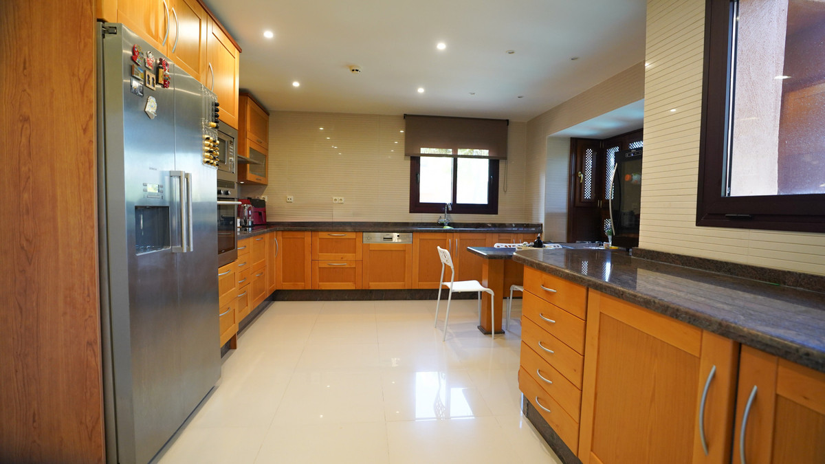 3 Bed Apartment for sale in Puerto Banús Costa Del Sol, Málaga, Spain
