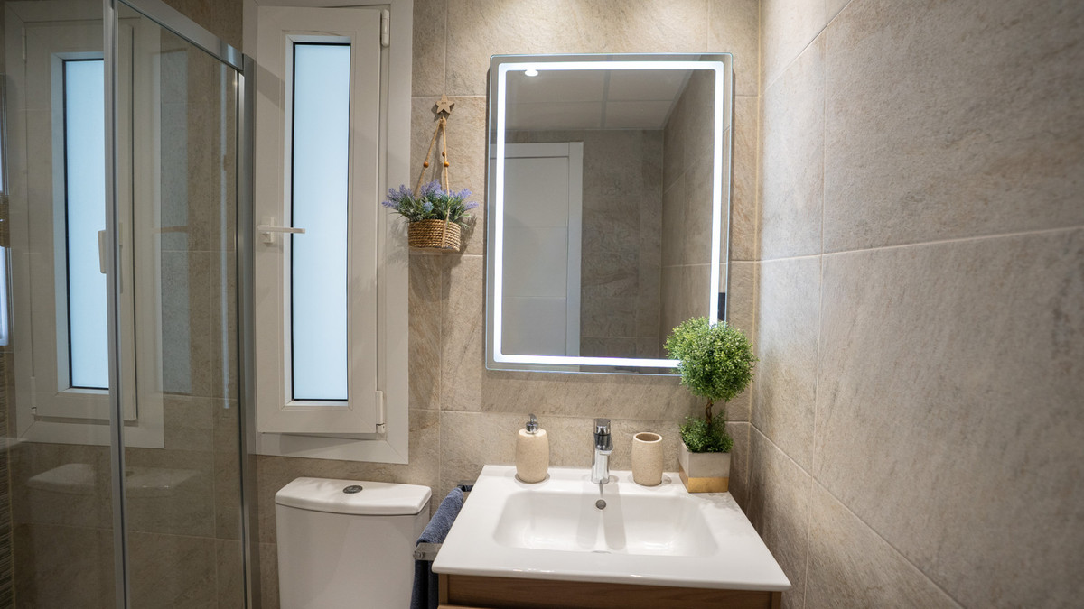 Se vende Apartamento Planta Media de 2 dormitorios en Costa Del Sol, Málaga, España