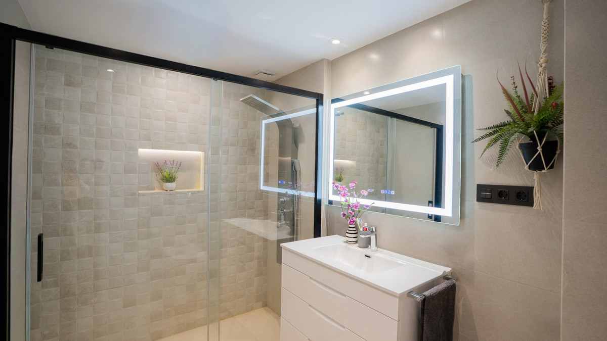 Se vende Apartamento Planta Media de 2 dormitorios en Costa Del Sol, Málaga, España