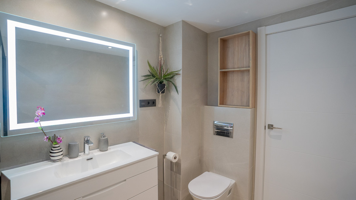 Se vende Apartamento Planta Media de 2 dormitorios en Costa Del Sol, Málaga, España