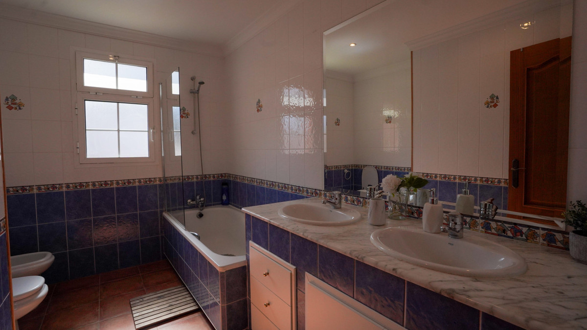 4 Bed Townhouse for sale in Nueva Andalucía Costa Del Sol, Málaga, Spain