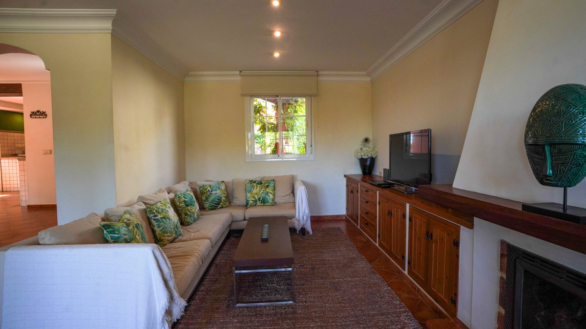 4 Bed Townhouse for sale in Nueva Andalucía Costa Del Sol, Málaga, Spain