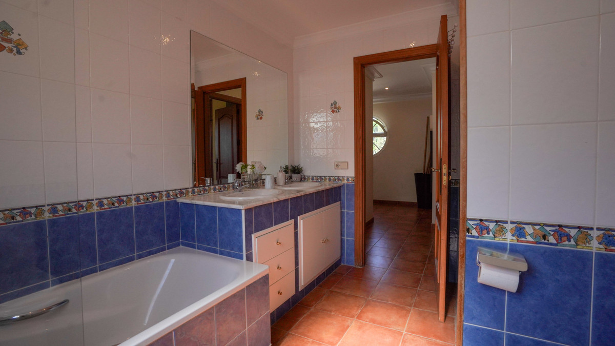 4 Bed Townhouse for sale in Nueva Andalucía Costa Del Sol, Málaga, Spain