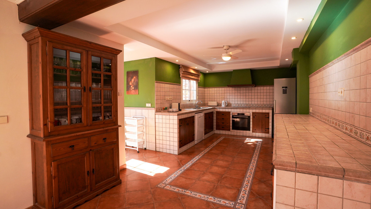 4 Bed Townhouse for sale in Nueva Andalucía Costa Del Sol, Málaga, Spain