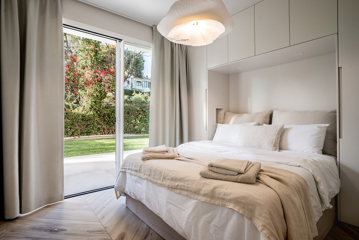 4 Bed Apartment for sale in The Golden Mile Costa Del Sol, Málaga, Spain