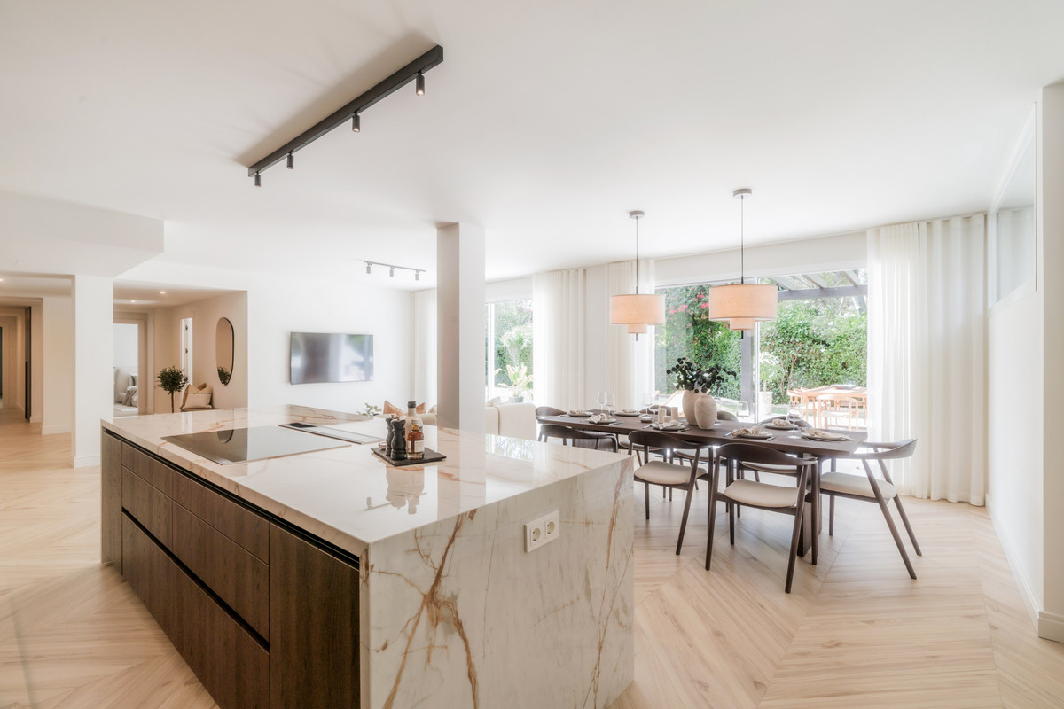 4 Bed Apartment for sale in The Golden Mile Costa Del Sol, Málaga, Spain