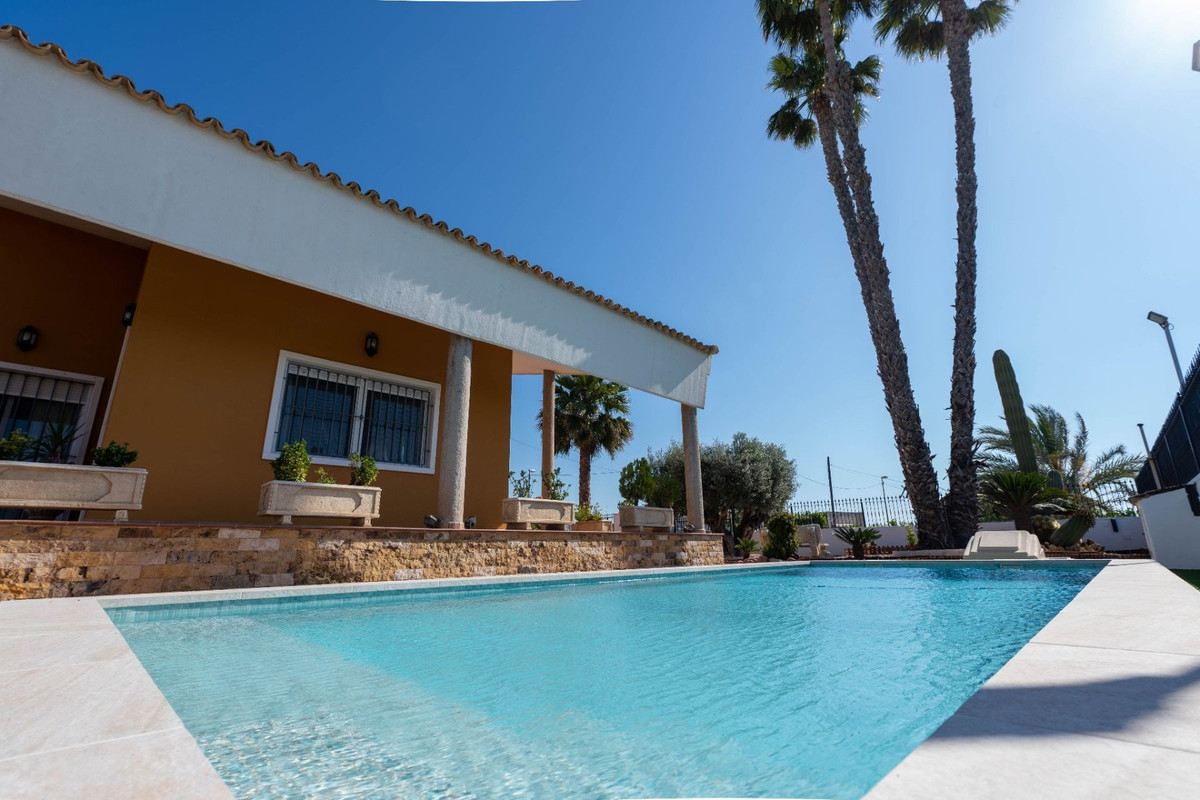 Se vende Villa - Chalet de 5 dormitorios en Costa Blanca, Alicante, España