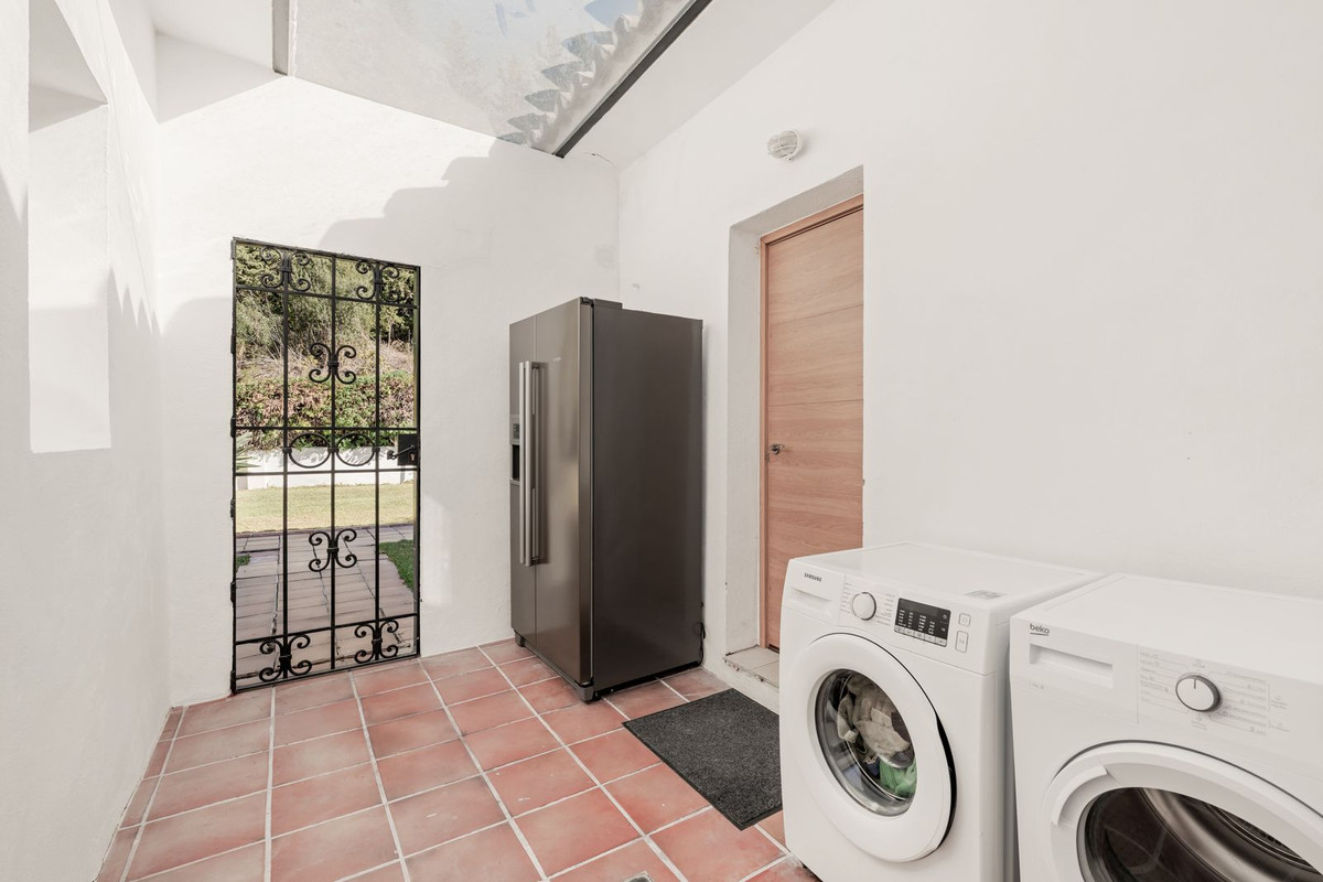4 Bed Townhouse for sale in El Paraiso Costa Del Sol, Málaga, Spain