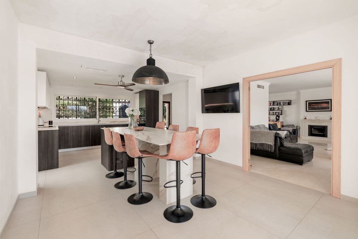 4 Bed Townhouse for sale in El Paraiso Costa Del Sol, Málaga, Spain