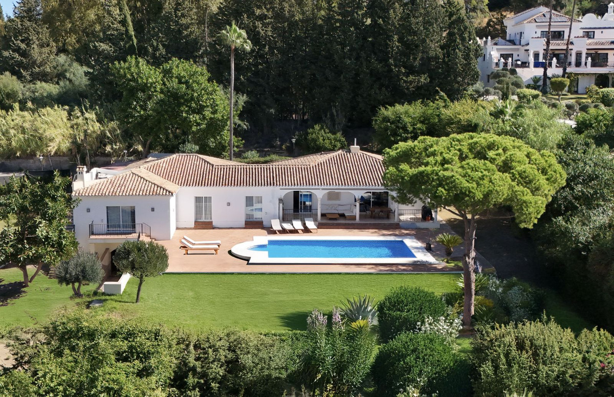 4 Bed Townhouse for sale in El Paraiso Costa Del Sol, Málaga, Spain