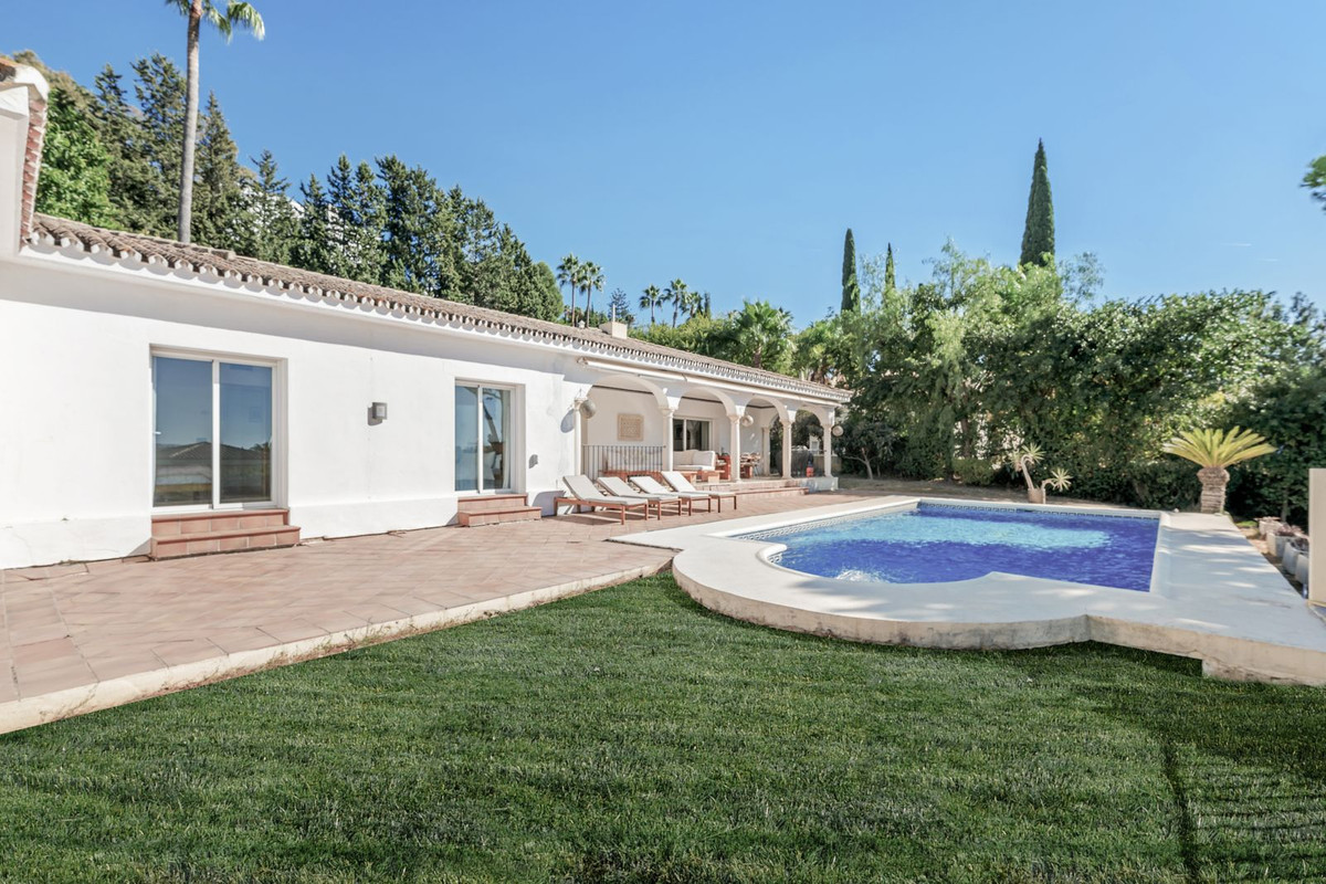 4 Bed Townhouse for sale in El Paraiso Costa Del Sol, Málaga, Spain