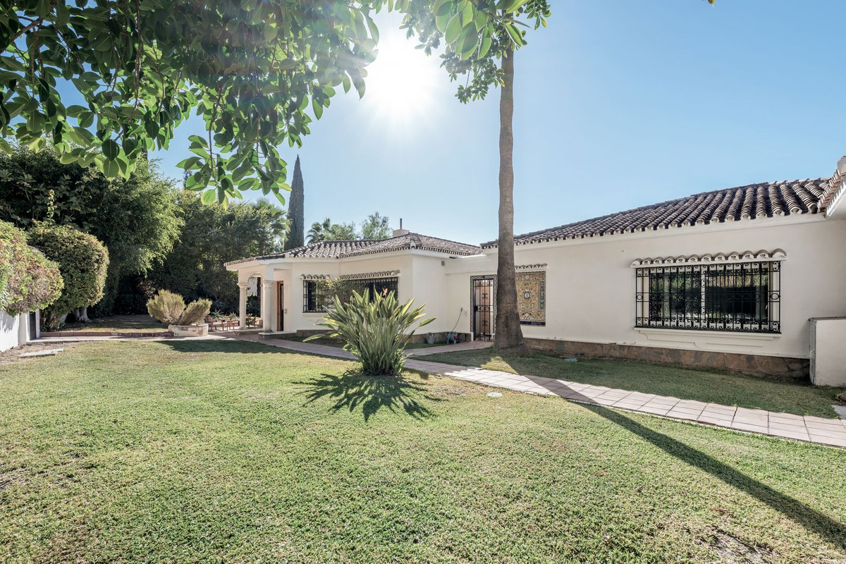 4 Bed Townhouse for sale in El Paraiso Costa Del Sol, Málaga, Spain