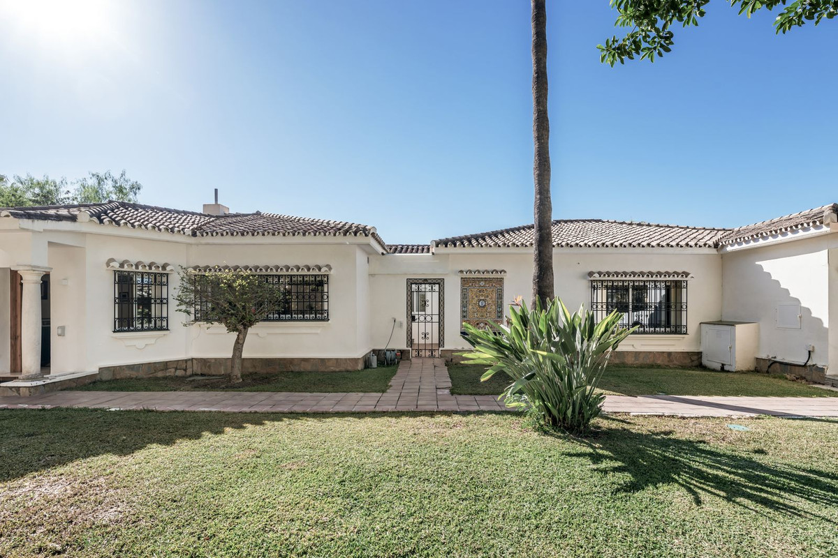 4 Bed Townhouse for sale in El Paraiso Costa Del Sol, Málaga, Spain