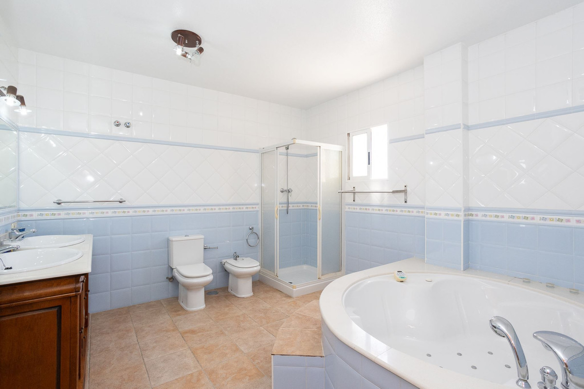 Se vende Villa - Chalet de 6 dormitorios en Costa Blanca, Alicante, España