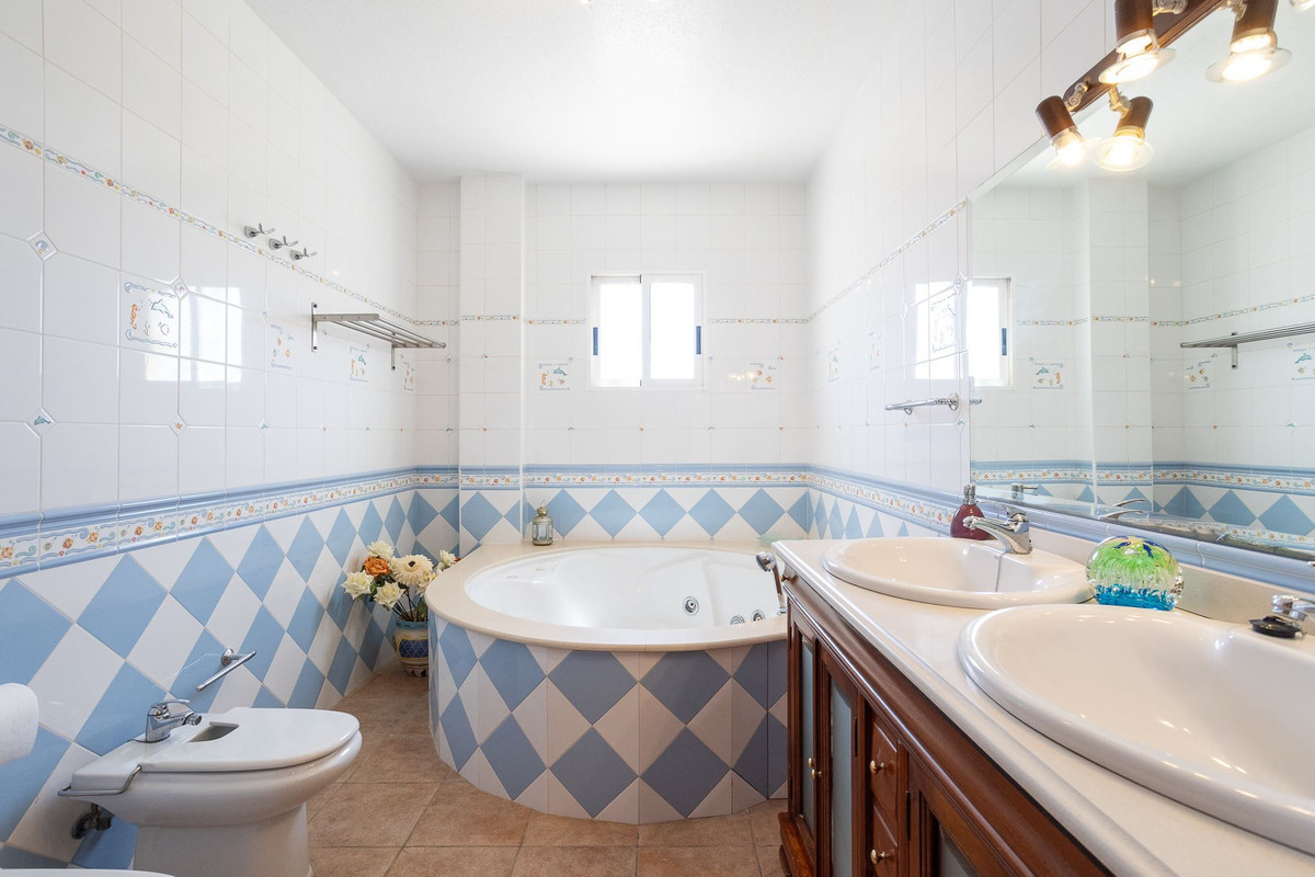 Se vende Villa - Chalet de 6 dormitorios en Costa Blanca, Alicante, España