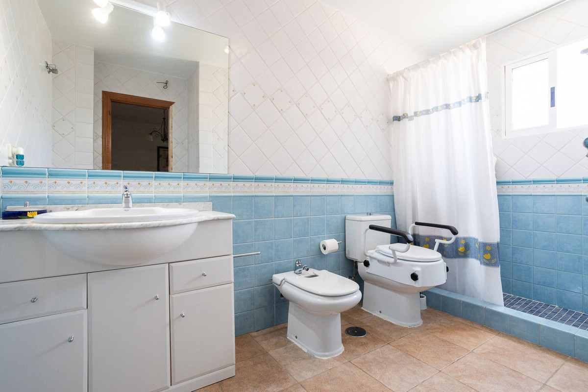 Se vende Villa - Chalet de 6 dormitorios en Costa Blanca, Alicante, España