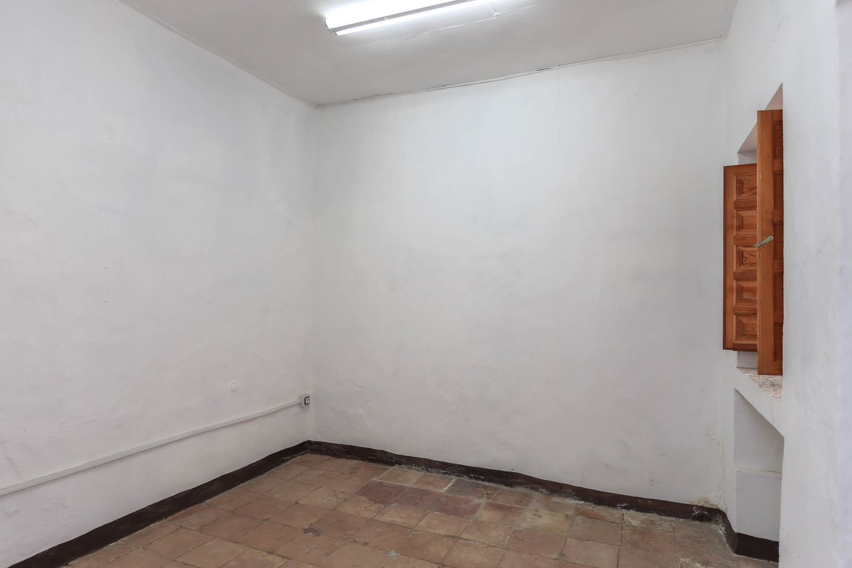 7 Bed Townhouse for sale in Casarabonela Costa Del Sol, Málaga, Spain