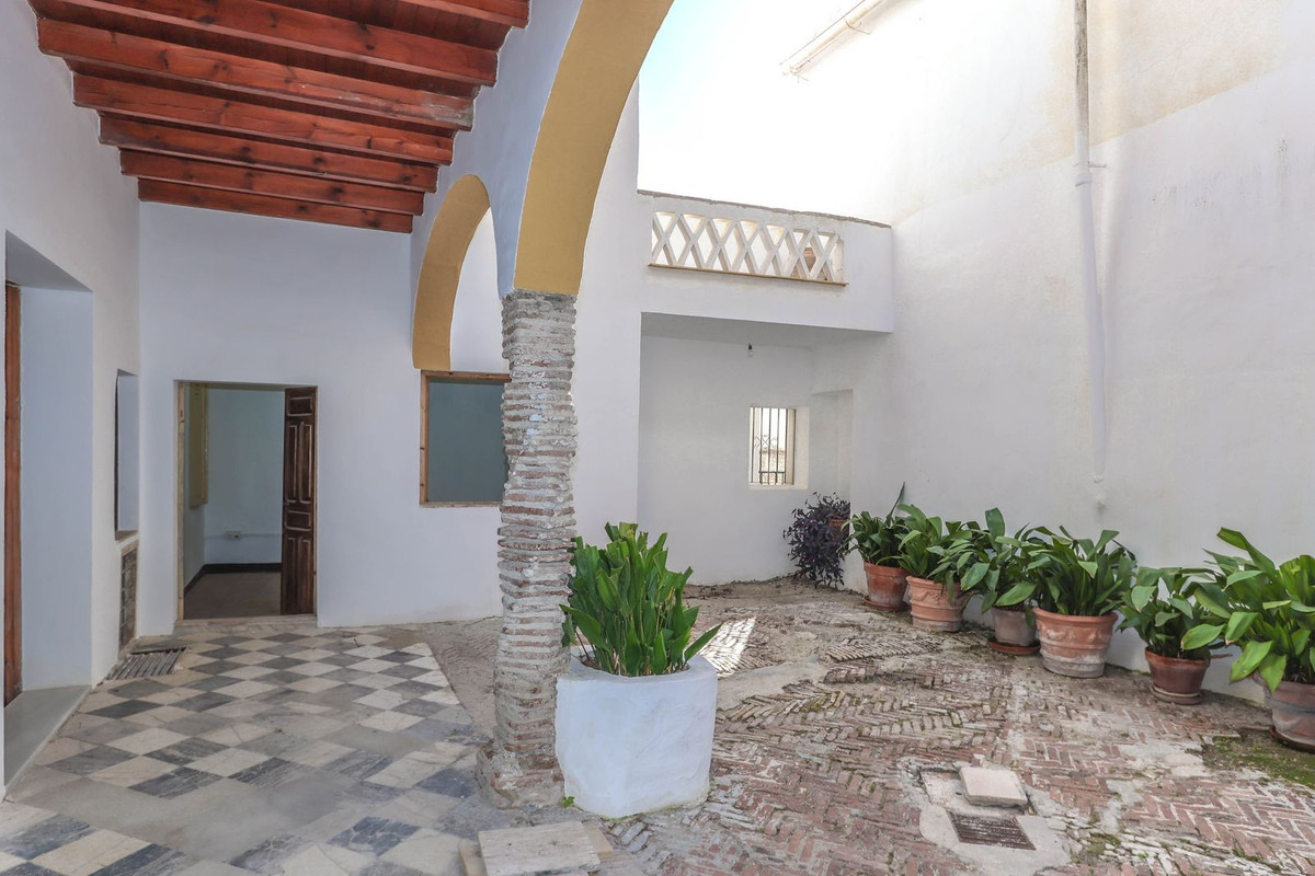 7 Bed Townhouse for sale in Casarabonela Costa Del Sol, Málaga, Spain