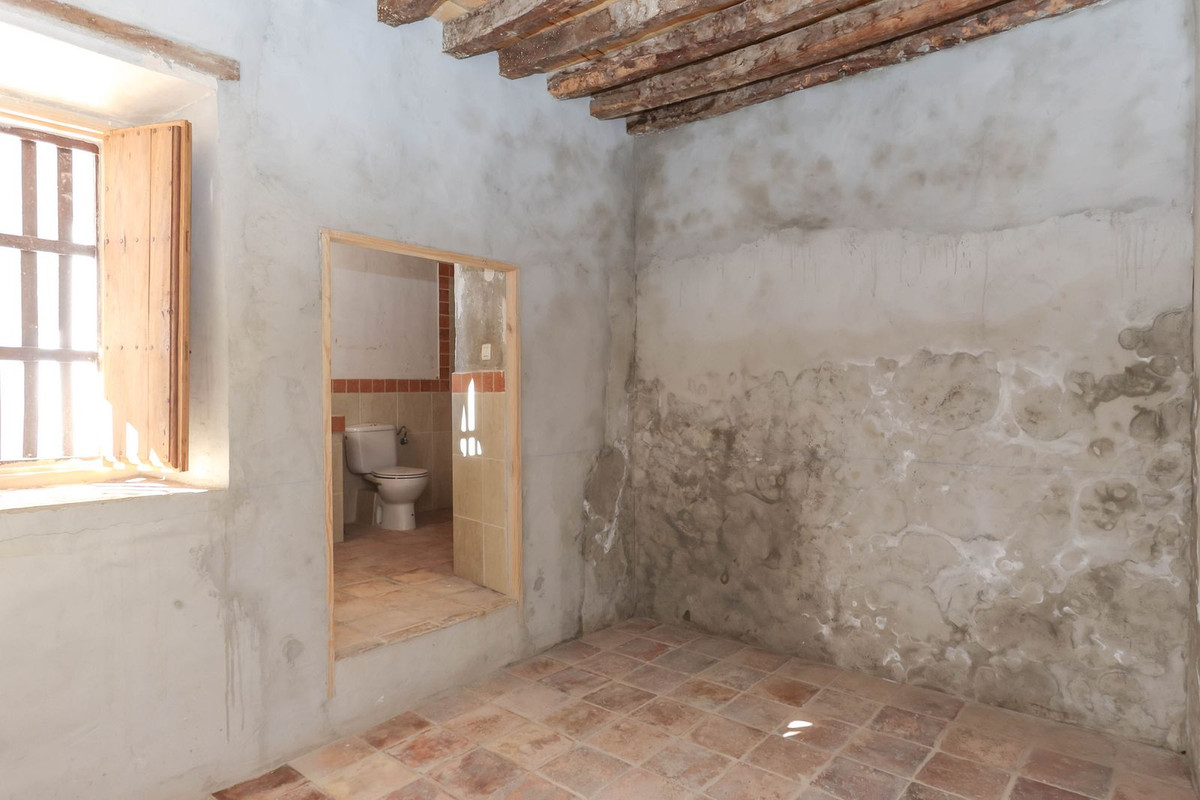7 Bed Townhouse for sale in Casarabonela Costa Del Sol, Málaga, Spain