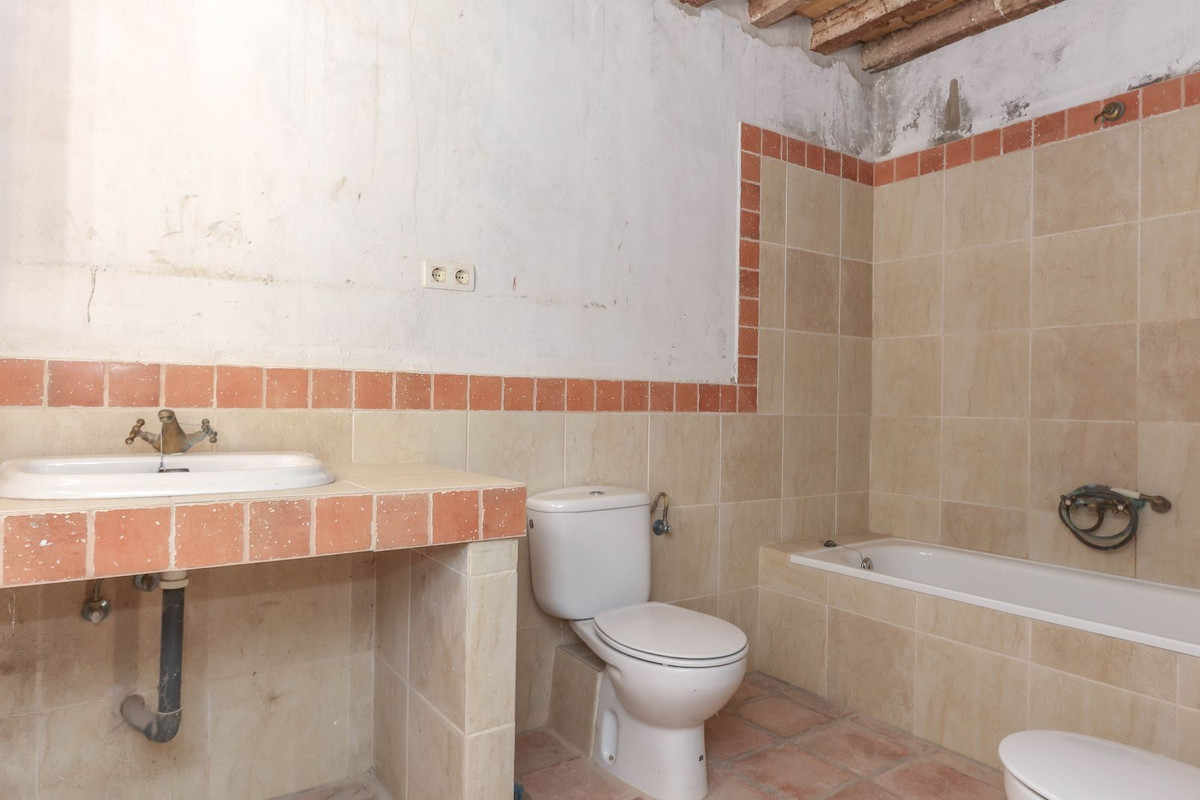 7 Bed Townhouse for sale in Casarabonela Costa Del Sol, Málaga, Spain