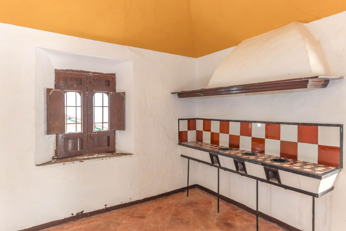 7 Bed Townhouse for sale in Casarabonela Costa Del Sol, Málaga, Spain