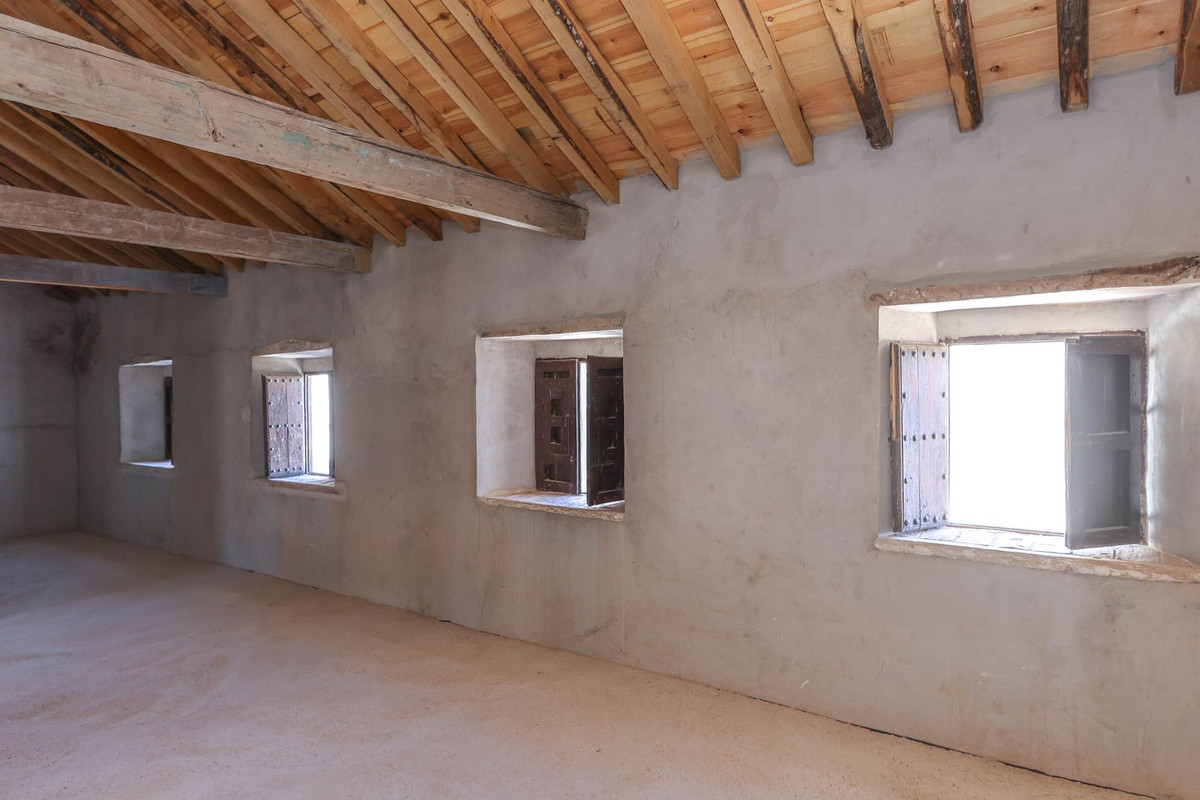 7 Bed Townhouse for sale in Casarabonela Costa Del Sol, Málaga, Spain
