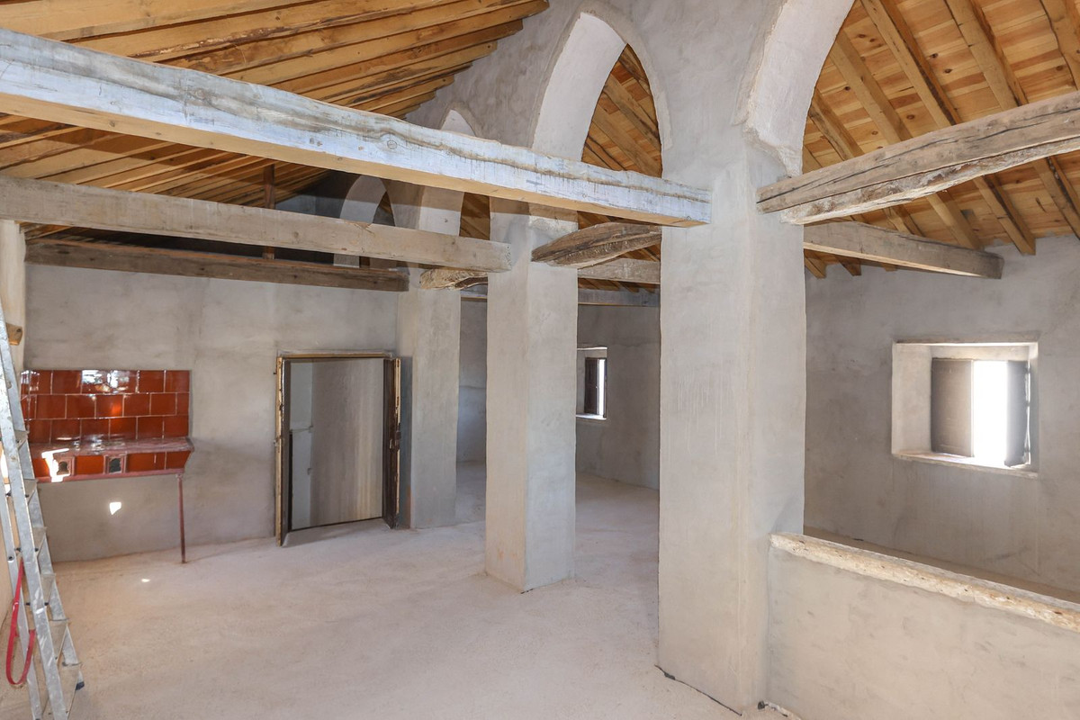 7 Bed Townhouse for sale in Casarabonela Costa Del Sol, Málaga, Spain