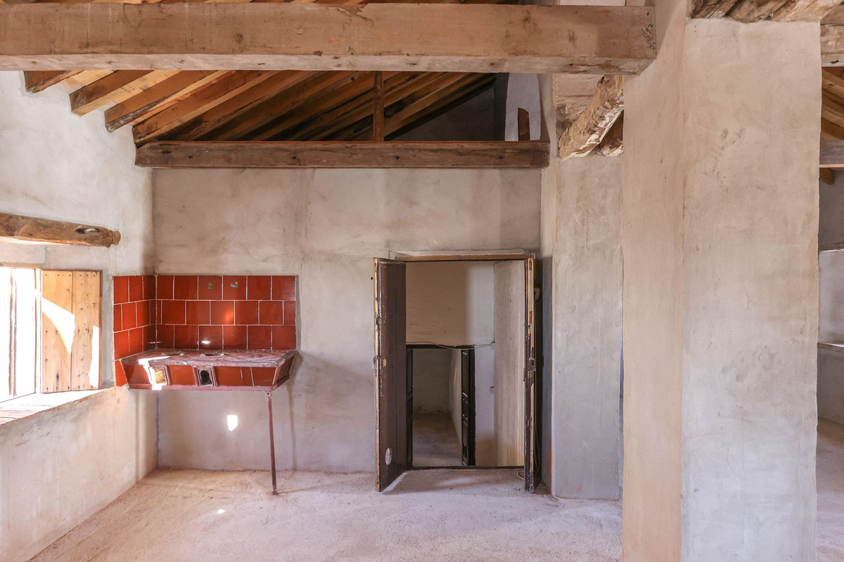 7 Bed Townhouse for sale in Casarabonela Costa Del Sol, Málaga, Spain
