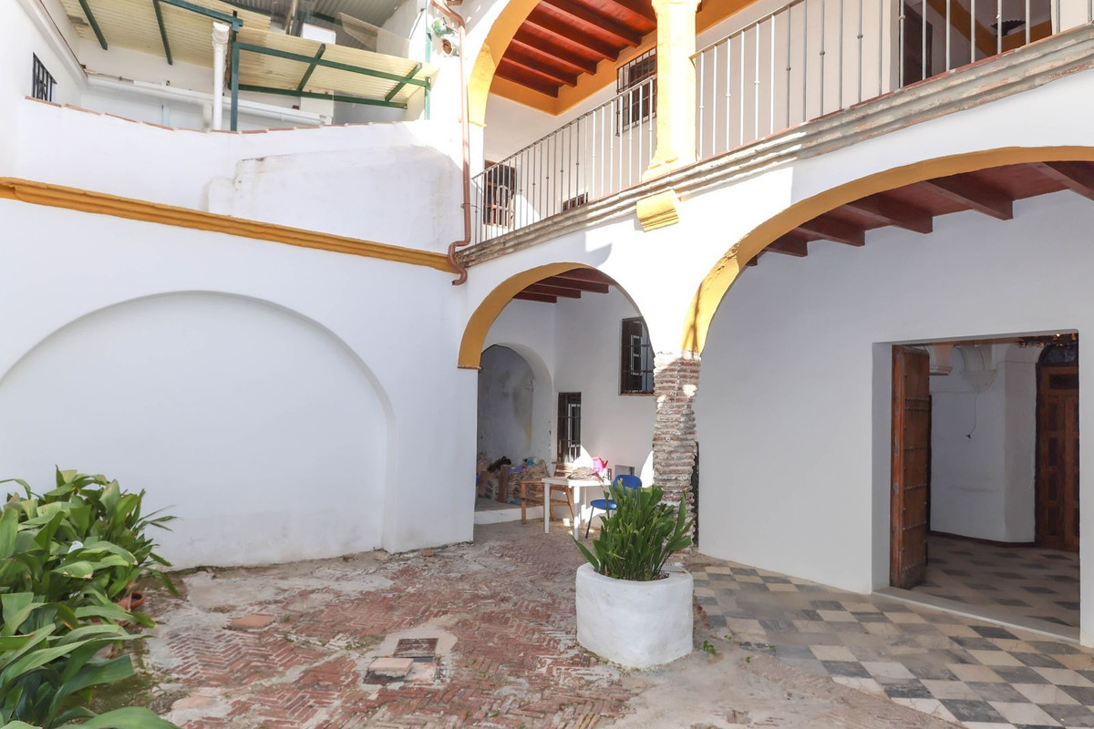 7 Bed Townhouse for sale in Casarabonela Costa Del Sol, Málaga, Spain