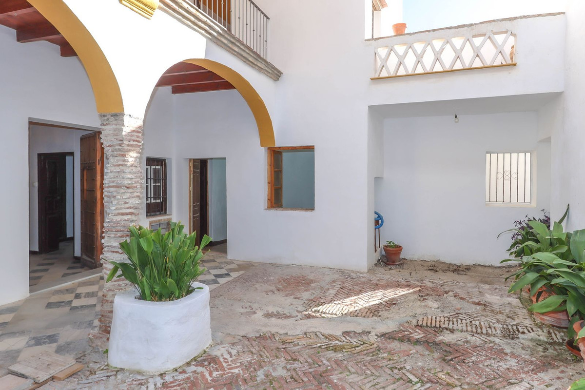 7 Bed Townhouse for sale in Casarabonela Costa Del Sol, Málaga, Spain