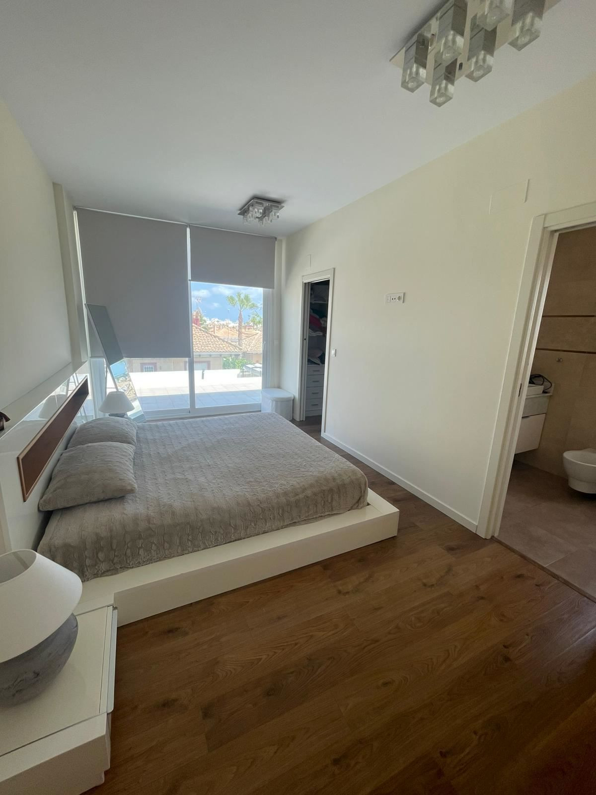 Se vende Villa - Chalet de 5 dormitorios en Costa Blanca, Alicante, España