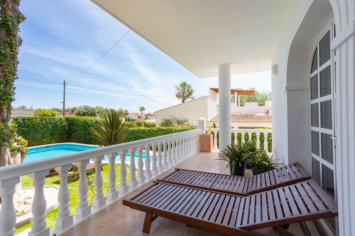 Se vende Villa - Chalet de 4 dormitorios en Costa Blanca, Alicante, España
