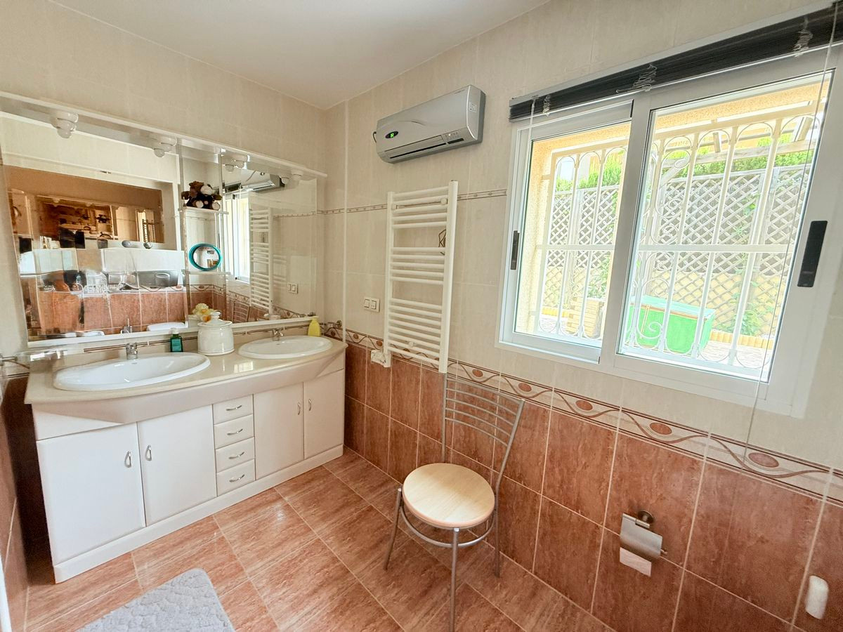 Se vende Villa - Chalet de 4 dormitorios en Costa Blanca, Alicante, España