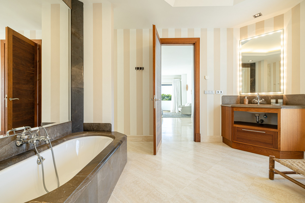 4 Bed Townhouse for sale in Casares Costa Del Sol, Málaga, Spain