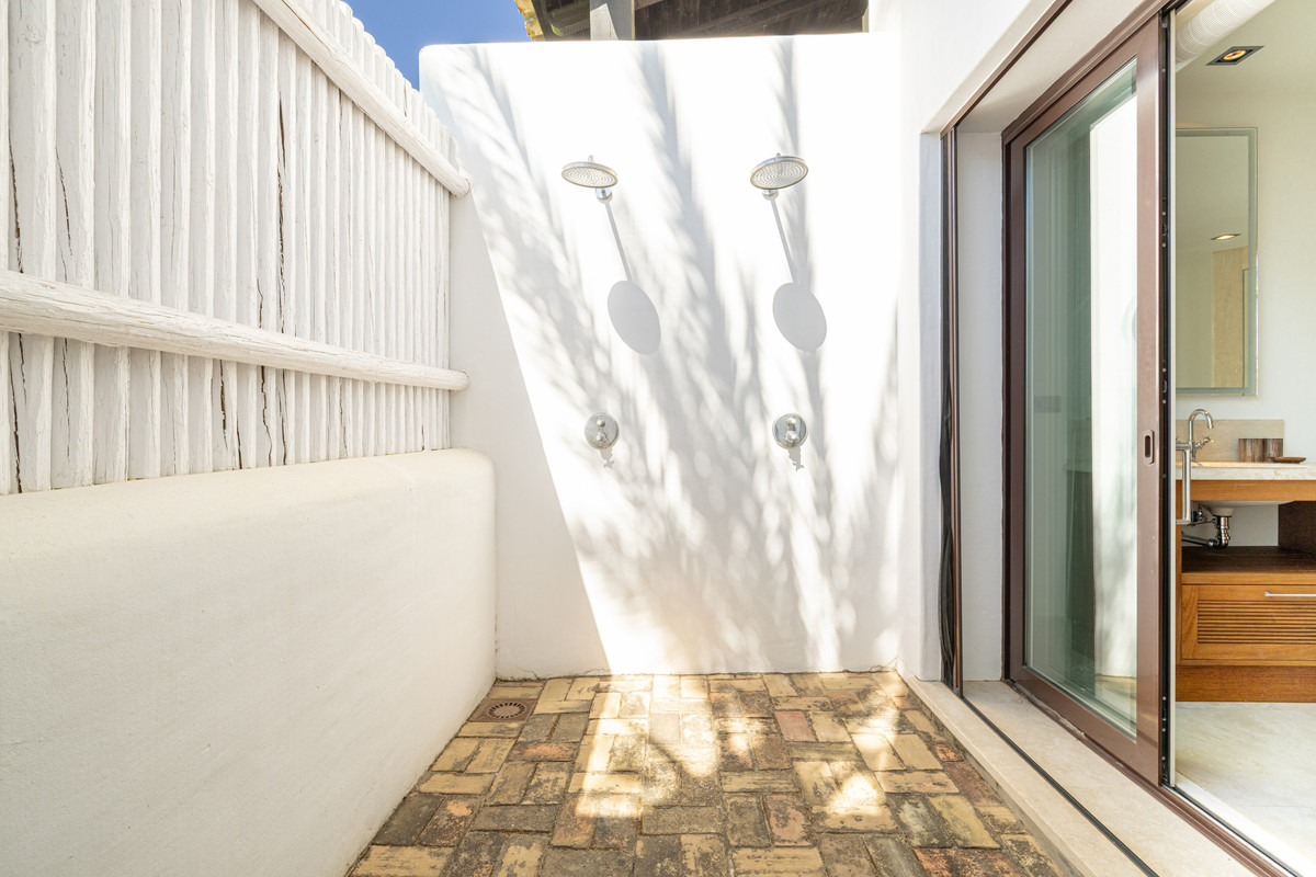 4 Bed Townhouse for sale in Casares Costa Del Sol, Málaga, Spain