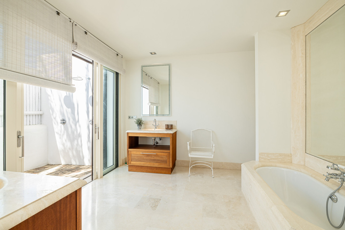 4 Bed Townhouse for sale in Casares Costa Del Sol, Málaga, Spain