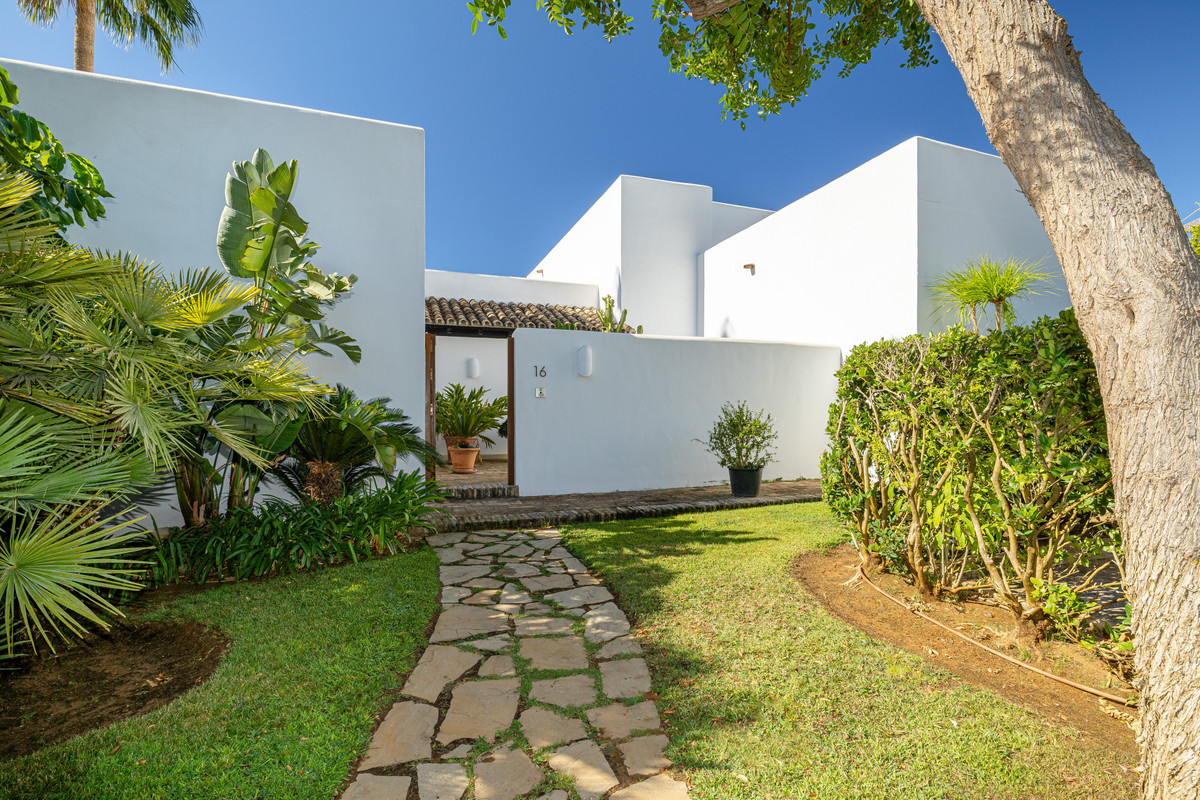 4 Bed Townhouse for sale in Casares Costa Del Sol, Málaga, Spain